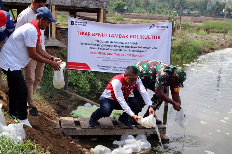 Petani di Wayame, Ambon, Maluku, merawat tanaman di area Demplot Hortikultura binaan Pertamina Patra Niaga. Program ini hadir untuk mengatasi keterbatasan akses air sekaligus meningkatkan produktivitas dan ketahanan pangan masyarakat pesisir dan kepulauan. (FOTO : Dok. Pertamina Patra Niaga)