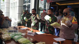 Pangkoarmada I Laksda TNI Ahmadi Heri Purwono, Komandan Pangkalan Utama TNI Angkatan Laut (Danlantamal) IV Tanjung Pinang, Laksamana Pertama TNI Indarto Budiarto, dan Wakapolda Kepri Brigjen Pol Darmawan memperlihatkan barang bukti sabu dan pil ekstasi saat ekspose pengungkapan kasus, Kamis (16/7/2020). FOTO : TribunBatam