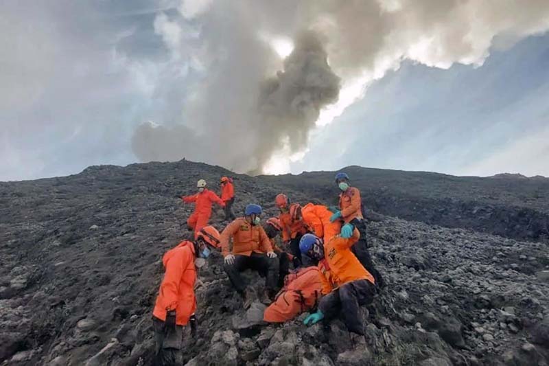 Petugas Basarnas Melakukan Evakuasi Para Korban Erupsi Gunung Marapi, Sumbar, pada Senin (4/12). [FOTO : Kompas]