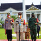 FOTO : Gubernur Jambi Dr. H. Fachrori Umar Saat Memimpin Apel Terpadu Gelar Pasukan Operasi Pendisiplinan Protokol Kesehatan di Lapangan Upacara kantor Gubernur Jambi, Senin (08/05/20). 
