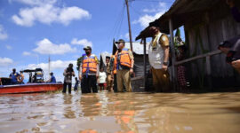 FOTO : Wali Kota Jambi H. Syarif Fasha didampigi Kapolresta dan Dandim 0415/Batanghari terjun langsung susuri Sungai Batanghari guna meninjau sejumlah lokasi yang terdampak banjir ditepian sungai terpanjang di Sumatera ini, Senin (11/05/20)