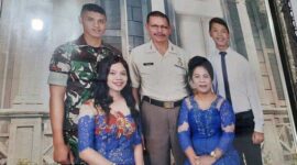 Foto keluarga Tindas Baraza. Tuppal Baraza, anggota TNI yang gugur di Papua berdiri paling kiri. (TRIBUNJAMBI/REPRO/ARYO TONDANG)
