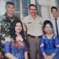 Foto keluarga Tindas Baraza. Tuppal Baraza, anggota TNI yang gugur di Papua berdiri paling kiri. (TRIBUNJAMBI/REPRO/ARYO TONDANG)
