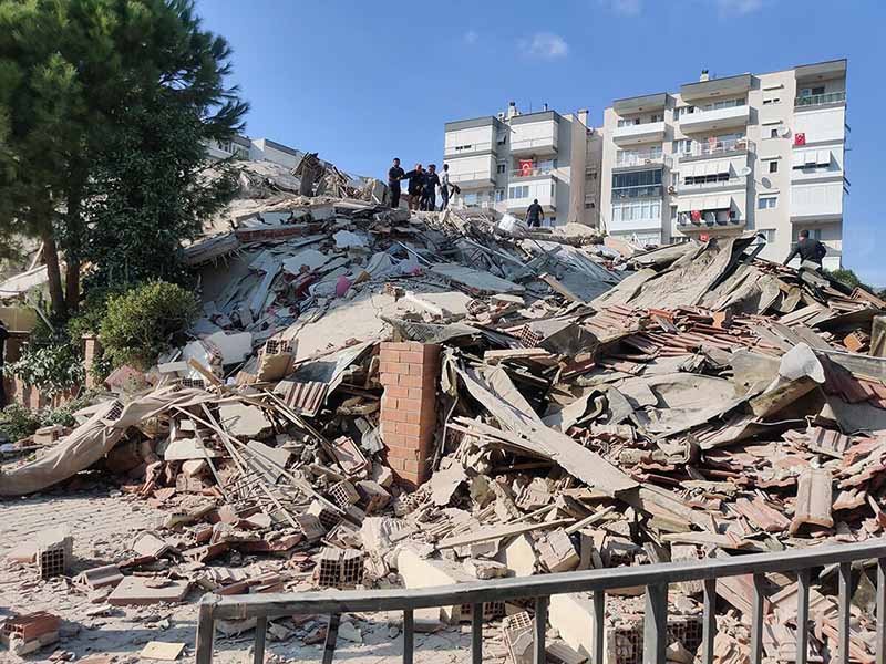 Puing reruntuhan bangunan yang terkena gempa di Turki dan Yunani /hurriyetdaily
