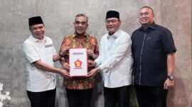 Calon Bupati Temo H. Aspan ketika Menerima Surat Rekomendasi Maju Pilkada Tebo Diserahkan oleh Sekjen Partai Gerindra, Ahmad Muzani, di Jakarta, pada Jumat (9/8/24) malam. FOTO : detik.com