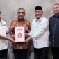 Calon Bupati Temo H. Aspan ketika Menerima Surat Rekomendasi Maju Pilkada Tebo Diserahkan oleh Sekjen Partai Gerindra, Ahmad Muzani, di Jakarta, pada Jumat (9/8/24) malam. FOTO : detik.com