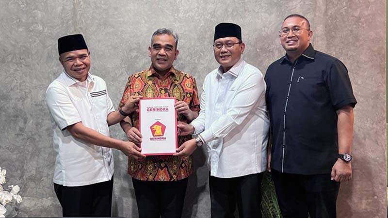 Calon Bupati Temo H. Aspan ketika Menerima Surat Rekomendasi Maju Pilkada Tebo Diserahkan oleh Sekjen Partai Gerindra, Ahmad Muzani, di Jakarta, pada Jumat (9/8/24) malam. FOTO : detik.com