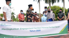 FOTO : Fachrori Menyerahkan Paket Sembako Kepada Perwakilan Buruh Terdampak Covid-19 pada Peringatan Hari Buruh Internasional Tingkat Provinsi Jambi Tahun 2020 di Lapangan Parkir Merah depan Biro Umum Setda Provinsi Jambi, Kantor Gubernur Jambi, Jum'at (01/05/20).