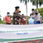 FOTO : Fachrori Menyerahkan Paket Sembako Kepada Perwakilan Buruh Terdampak Covid-19 pada Peringatan Hari Buruh Internasional Tingkat Provinsi Jambi Tahun 2020 di Lapangan Parkir Merah depan Biro Umum Setda Provinsi Jambi, Kantor Gubernur Jambi, Jum'at (01/05/20).