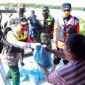 FOTO : Danrem 042/Gapu Kolonel Kav M. Zulkifli bersama Kapolda Jambi Irjen Pol Firman Shantyabudi Saaat Mendampingi Gubernur Jambi H. Fachrori Umar Membagikan Paket Sembako Kepada Masyarakat Terdampak Banjir di Desa Tanjung Johor dan Desa Tahtul Yaman Kec. Pelayangan Kota Jambi, Minggu (10/05/20).