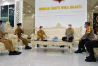 Gubernur Jambi, Dr. H. Al Haris didampingi Wakil Gubernur Drs. H. Abdullah Sani, Sekda Provinsi Jambi H. Sudirman, SH, MH, dan Asisten I Sekda Provinsi Jambi Apani Saharudin saat Menyambangi Polda Jambi, Selasa pagi (13/07/21).