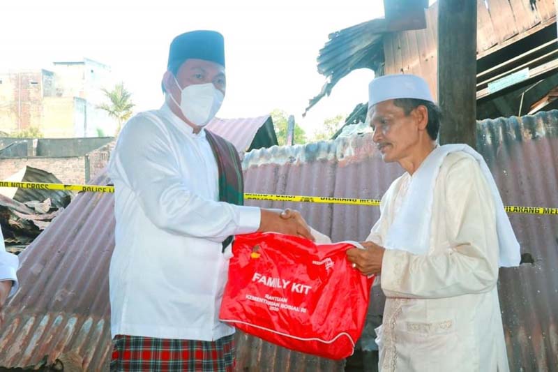 Wakil Bupati Hairan menyerahkan bantuan sosial tanggap darurat kepada Korban Musibah kebakaran, Jum'at (8/4/22). FOTO Istimewa
