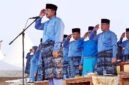 Bupati Tanjung Jabung Barat, Anwar Sadat (kiri depan), memimpin penghormatan saat menjadi Inspektur Upacara Peringatan Hari Jadi Kabupaten Tanjung Jabung Barat ke-61 di Alun-alun Kantor Bupati, Senin (10/08). (FOTO : Dok. Prokopim)