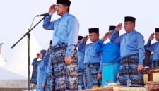 Bupati Tanjung Jabung Barat, Anwar Sadat (kiri depan), memimpin penghormatan saat menjadi Inspektur Upacara Peringatan Hari Jadi Kabupaten Tanjung Jabung Barat ke-61 di Alun-alun Kantor Bupati, Senin (10/08). (FOTO : Dok. Prokopim)