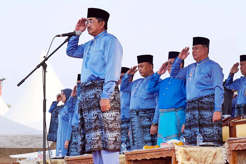 Bupati Tanjung Jabung Barat, Anwar Sadat (kiri depan), memimpin penghormatan saat menjadi Inspektur Upacara Peringatan Hari Jadi Kabupaten Tanjung Jabung Barat ke-61 di Alun-alun Kantor Bupati, Senin (10/08). (FOTO : Dok. Prokopim)