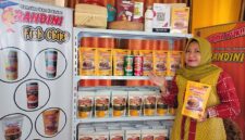 Pogram Pertamina UMK Academy 2024 kelas Go Digital, produk camilan kriuk kekinian besutan UMKM Andini Fish & Food, milik Siti Nurjanah asal Kecamatan Tawang, Tasikmalaya, sukses menembus pasar global, Jumat (9/5/25).