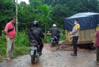 Kapolsek Maro Sebo IPTU Wiwik Utomo dan Anggota Turun Mengatur Lalulintas di Jalan Desa Setiris Menuju Desa Mudung Darat, Jum'at (18/3/22) 