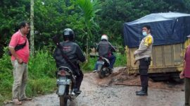 Kapolsek Maro Sebo IPTU Wiwik Utomo dan Anggota Turun Mengatur Lalulintas di Jalan Desa Setiris Menuju Desa Mudung Darat, Jum'at (18/3/22) 