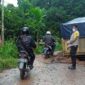 Kapolsek Maro Sebo IPTU Wiwik Utomo dan Anggota Turun Mengatur Lalulintas di Jalan Desa Setiris Menuju Desa Mudung Darat, Jum'at (18/3/22) 