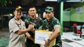 FOTO : Kapolres Tanjab Barat AKBP Guntur Saputro, S.IK, MH Memberikan Bingkisan Kepada Danramil 419-02/Tungkal Ulu Kapten Inf. Zulkarnain, SH, Selasa (10/03/20).