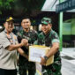 FOTO : Kapolres Tanjab Barat AKBP Guntur Saputro, S.IK, MH Memberikan Bingkisan Kepada Danramil 419-02/Tungkal Ulu Kapten Inf. Zulkarnain, SH, Selasa (10/03/20).