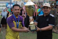 Bupati H. Anwar Sadat Menyerahkan Tropi Bergilir Bupati Cup 2022 kepada Pemain Kecamatan Tebing Tinggi sebagai Juara. FOTO : Dokpim.