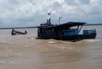 Penampakan KM Desma Karina karam di Kuala Muara Sungai Desa Air Hitam Laut Kecamatan Sadu, Jumat (10/3/23). FOTO : Humas Res Tjt