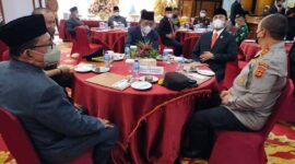 Kapolda Jambi Irjen Pol. A. Rachmad Wibowo Saat Hadiri Pelantikan Penjabat Bupati Muaro Jambi, Tebo dan Sarolangun di Aula Rumah Dinas Gubernur Jambi pada Minggu, (22/5/22). FOTO : Noval
