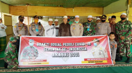 FOTO : Kapolres Tanjab Barat AKBP Guntur Saputro, S.IK, MH dan Dandim 0419/Tanjab Letkol Inf Erwan Susanto, S.IP bersama Pengasuh Pesantren Datuk Ismail Nagara, Parit 4 Desa Sungai Saren KH. Ainani, Kamis (21/05/20)
