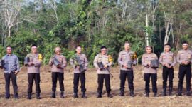 Kapolres Merangin AKBP Ruri Roberto, SH ,SIK, MM, M.Tr.SOU pimpin kegiatan penghijauan sejak dini dengan penanam bibit pohon serentak polri dipusatkan di samping Mako Polsek Bangko, Rabu (23/8/23). FOTO : Hms