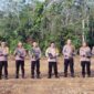 Kapolres Merangin AKBP Ruri Roberto, SH ,SIK, MM, M.Tr.SOU pimpin kegiatan penghijauan sejak dini dengan penanam bibit pohon serentak polri dipusatkan di samping Mako Polsek Bangko, Rabu (23/8/23). FOTO : Hms