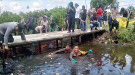 Kapolres AKBP Padli, SH, SIK, MH ditemani Bripda Iqbal terjun ke Sungai Parit 2 Kelurahan Patunas saat gotong royong, Selasa (15/8/23). FOTO : LT
