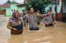 Kapolresta Jambi Kombes Pol Boy Siregar Susuri Lokasi Banjir di Kenali Asam Bawah Pastikan Keadaan Warga, Selasa (25/02/2025). FOTO : VIRYZHA