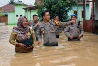 Kapolresta Jambi Kombes Pol Boy Siregar Susuri Lokasi Banjir di Kenali Asam Bawah Pastikan Keadaan Warga, Selasa (25/02/2025). FOTO : VIRYZHA