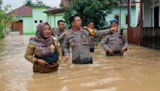 Kapolresta Jambi Kombes Pol Boy Siregar Susuri Lokasi Banjir di Kenali Asam Bawah Pastikan Keadaan Warga, Selasa (25/02/2025). FOTO : VIRYZHA