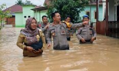 Pastikan Keadaan Warga Terdampak, Kapolresta Jambi Arungi Banjir di Kenali Asam Bawah