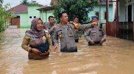 Kapolresta Jambi Kombes Pol Boy Siregar Susuri Lokasi Banjir di Kenali Asam Bawah Pastikan Keadaan Warga, Selasa (25/02/2025). FOTO : VIRYZHA