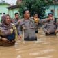 Kapolresta Jambi Kombes Pol Boy Siregar Susuri Lokasi Banjir di Kenali Asam Bawah Pastikan Keadaan Warga, Selasa (25/02/2025). FOTO : VIRYZHA