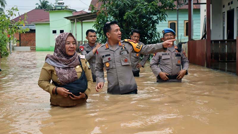 Kapolresta Jambi Kombes Pol Boy Siregar Susuri Lokasi Banjir di Kenali Asam Bawah Pastikan Keadaan Warga, Selasa (25/02/2025). FOTO : VIRYZHA