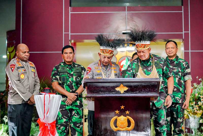 Kapolri Jenderal Listyo Sigit bersama Panglima TNI Laksamana Yudo Margono meresmikan Mako Polda Papua baru Foto: Detik.com