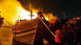 Petugas berusaha memadamkan api di Pelabuhan Perikanan Pantai (PPP) Tegalsari atau lebih dikenal Pelabuhan Jongor Tegal, Senin (14/8/23). FOTO : tribunbanyumas