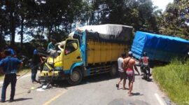 Kedua Truk yang Terlibat Kecelakaan Mengalami Kerusakan Bagian Depan. FOTO : Ist.