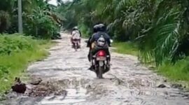 Personel Polsek, Nakes PKM Pijoan Baru terobos Jalan berlumpur menuju Gerai vaksin di Ujung Dusun Lumahan. FOTO : Bas
