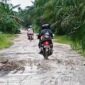 Personel Polsek, Nakes PKM Pijoan Baru terobos Jalan berlumpur menuju Gerai vaksin di Ujung Dusun Lumahan. FOTO : Bas