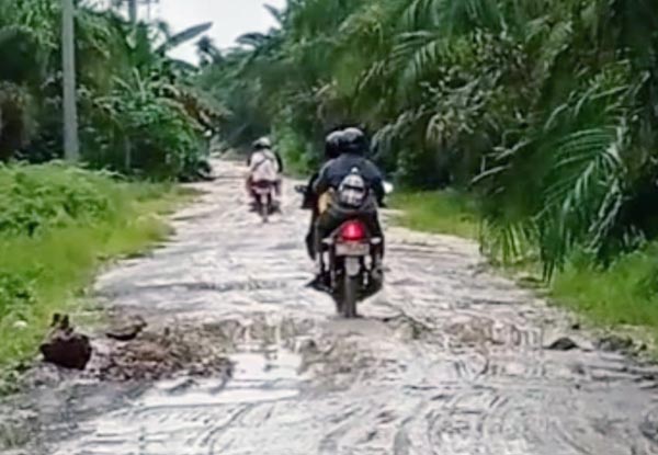 Personel Polsek, Nakes PKM Pijoan Baru terobos Jalan berlumpur menuju Gerai vaksin di Ujung Dusun Lumahan. FOTO : Bas