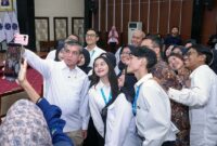 Menteri Ketenagakerjaan (Menaker) Yassierli berfoto selfie bersama sejumlah peserta Program Pemagangan Nasional Batch I di sela-sela acara penutupan program di Jakarta, Jumat (24/4/2026). Penutupan ini menandai tuntasnya masa magang bagi 16.112 peserta yang selanjutnya akan didorong untuk mengikuti sertifikasi kompetensi gratis guna memperkuat daya saing di dunia kerja. (FOTO : Dok. Biro Humas Kemenaker)