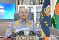Dr. Safrizal ZA mengenakan seragam linmas warna abu-abu. (Dok. Kemendagri/detikcom)