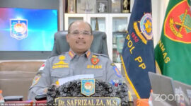 Dr. Safrizal ZA mengenakan seragam linmas warna abu-abu. (Dok. Kemendagri/detikcom)
