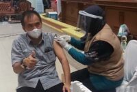 Ketua DPRD Inhil, Dr. Ferryandi Setelah Selesai Melakukan Vaksinasi Covid-19 Dosis Lanjutan (booster), Senin (25/1/22). FOTO : Arsyad/LT