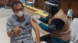 Ketua DPRD Inhil, Dr. Ferryandi Setelah Selesai Melakukan Vaksinasi Covid-19 Dosis Lanjutan (booster), Senin (25/1/22). FOTO : Arsyad/LT